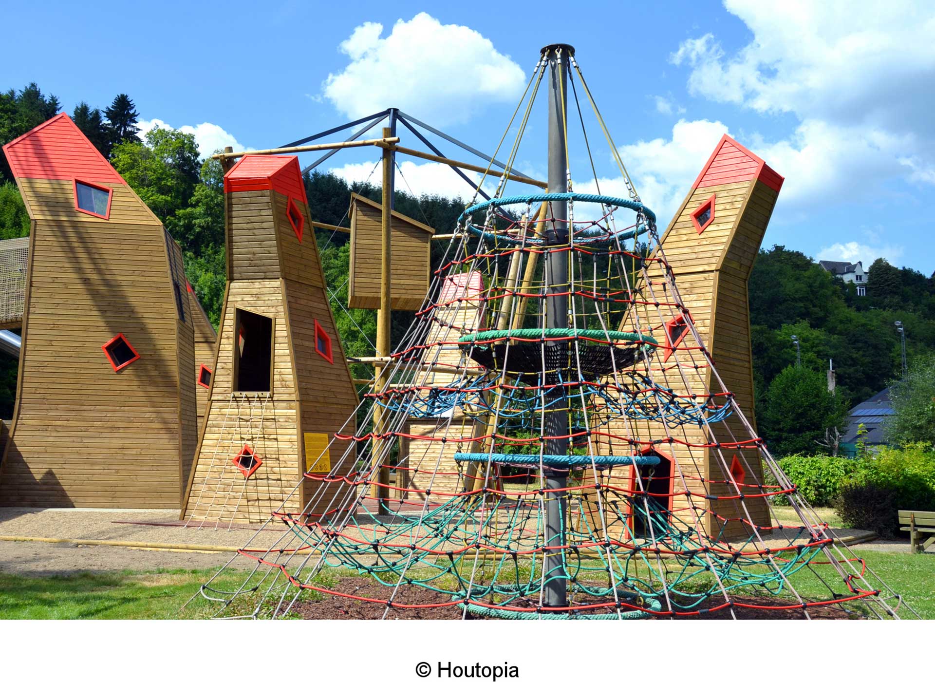 Découvrez Houtopia, un parc récréatif de découvertes et de sensibilisation aux droits de nos enfants à Houffalize