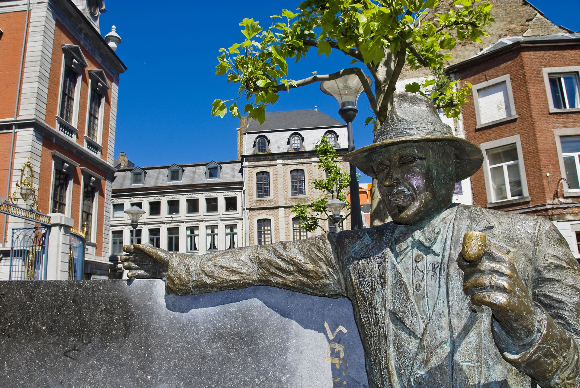 Liège - Statue - Georges Simenon - Place - Commissaire Maigret - Roman policier