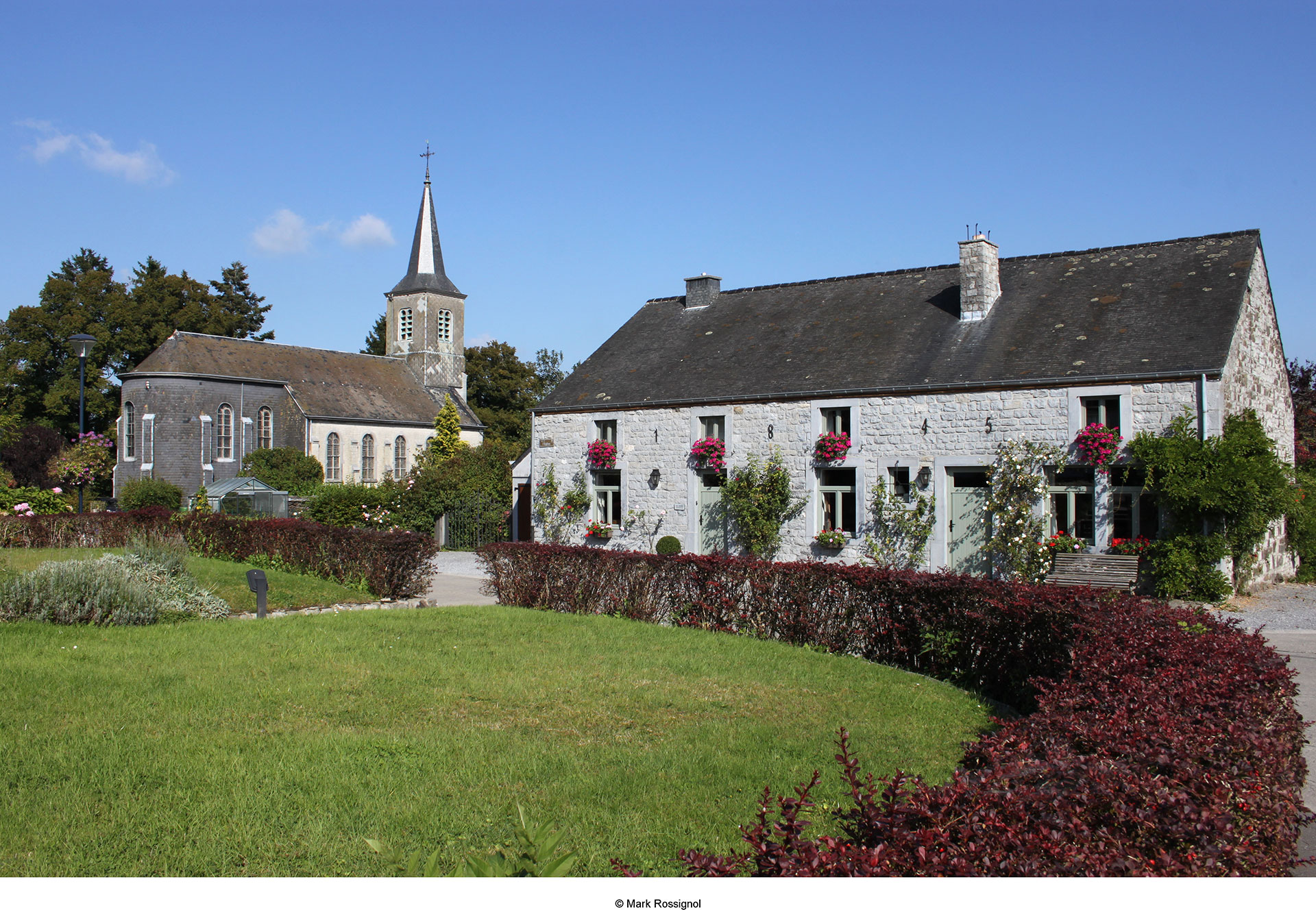 Les plus beaux villages de Wallonie - Sohier - clocher - cour intérieur - ciel bleu - jardin