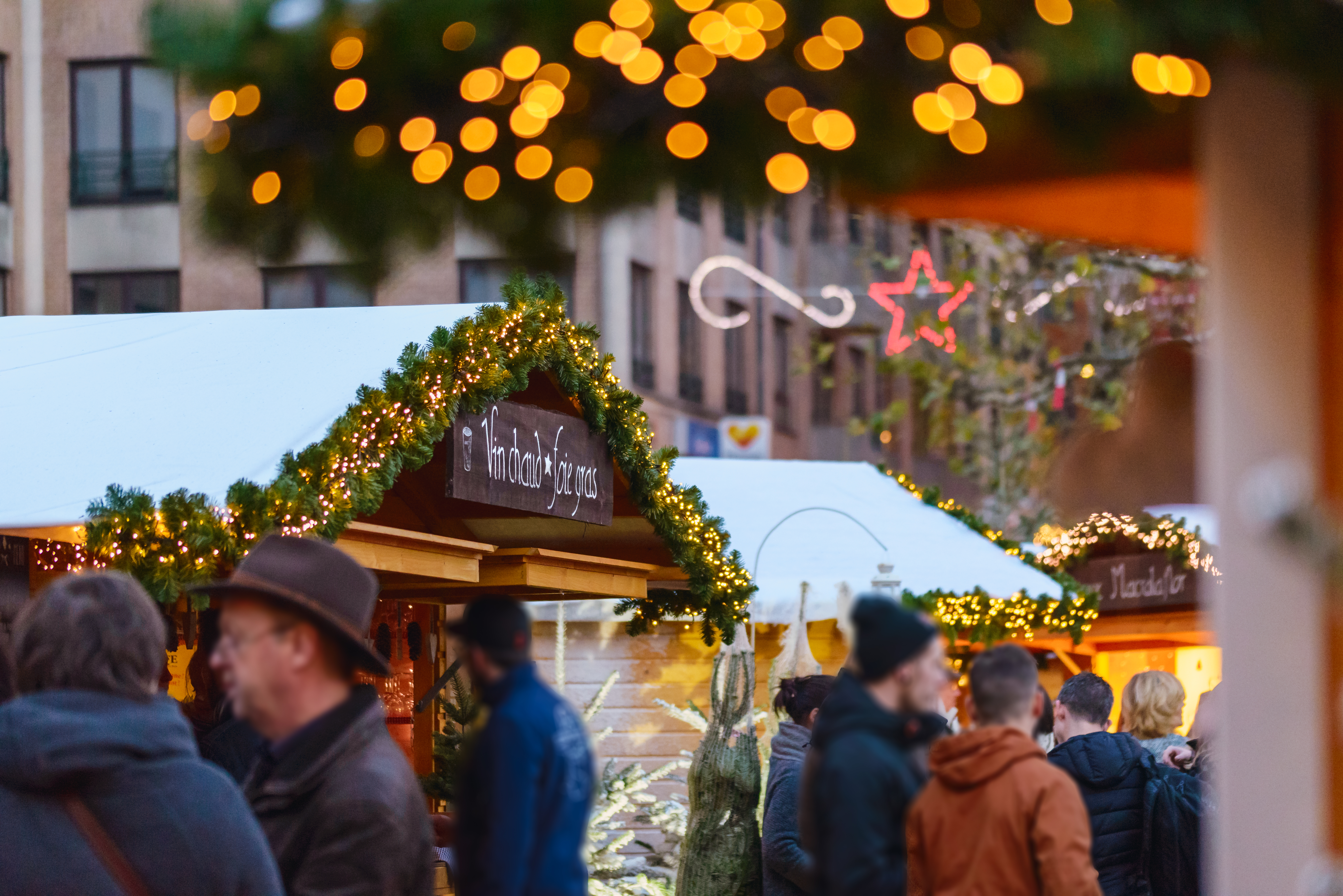 Dégustez un vin chaud au Marché de Noël de Louvain-la-Neuve