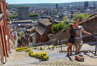 Un couple au somme de l'escalier de la montagne de Bueren, un lieu emblématique de la ville de Liège.